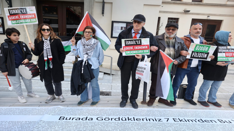 ناشطون أتراك ينظمون سلسلة بشرية في إسطنبول لإحياء ذكرى شهداء غزة
